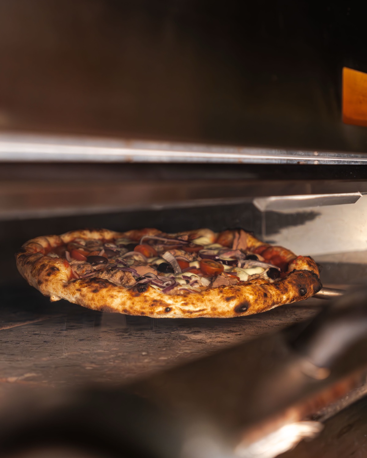Pizza uunin hehkussa
